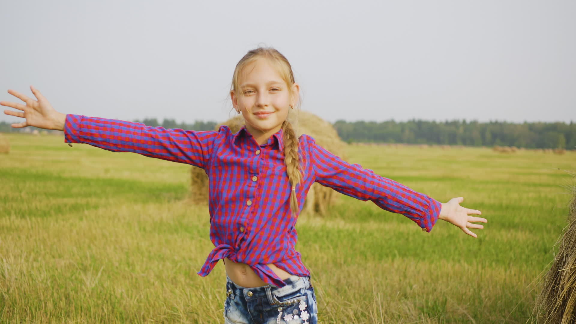 收获场上的女孩享受自然的农场收获活动享受快乐的自由视频的预览图