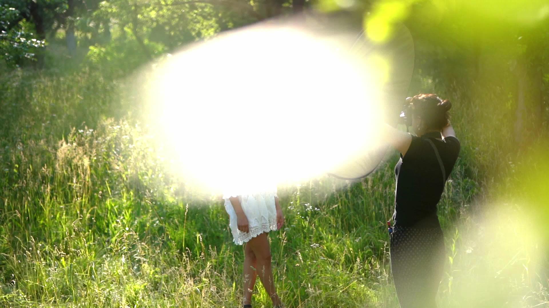 可爱的黑发女孩在阳光明媚的天气拍摄在花园里视频的预览图