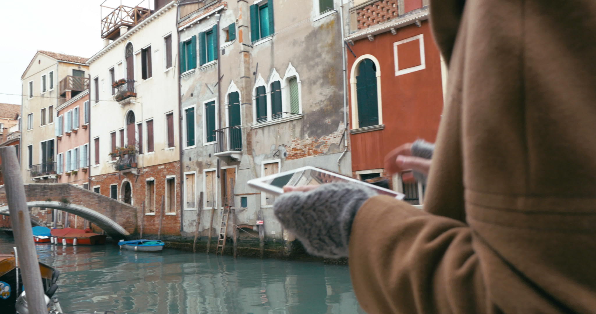 女孩在威尼斯散步时使用平板电脑视频的预览图