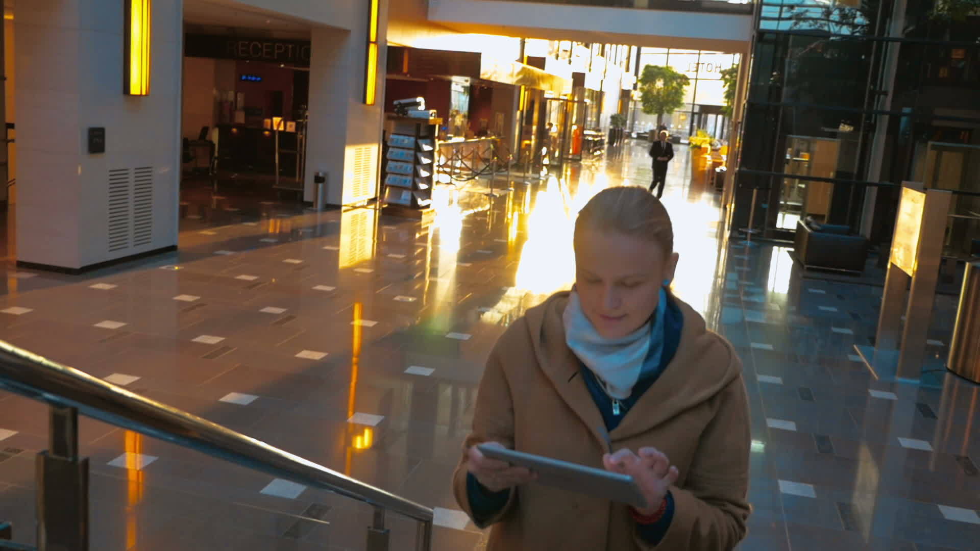 女性在购物中心楼梯上使用垫子的女性视频的预览图