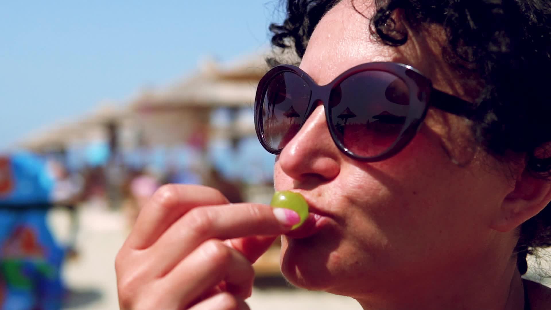 在海滩上吃葡萄慢动作电影Dof她拍电影的时候视频的预览图
