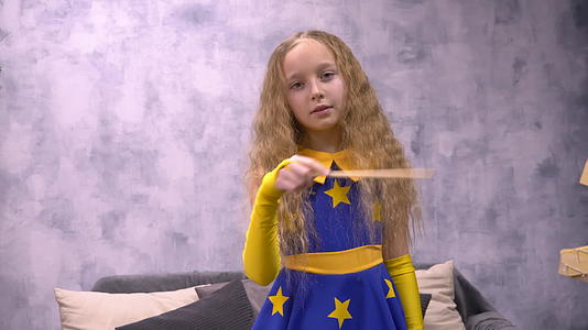 年轻的明星女孩戴着魔杖视频的预览图