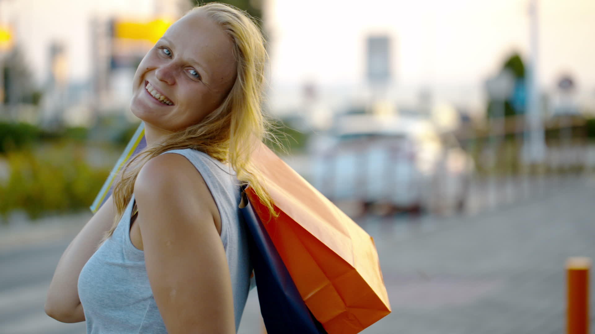 微笑的女人在户外装着购物袋视频的预览图