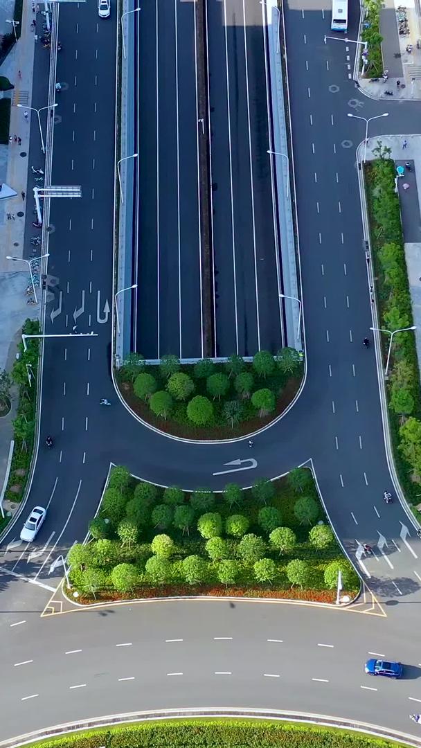 城市主干道路口交通繁忙视频的预览图