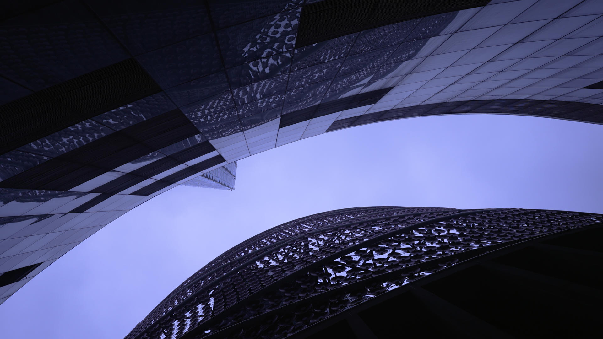 城市商务中心写字楼现代高楼之间仰拍空间4k素材视频的预览图