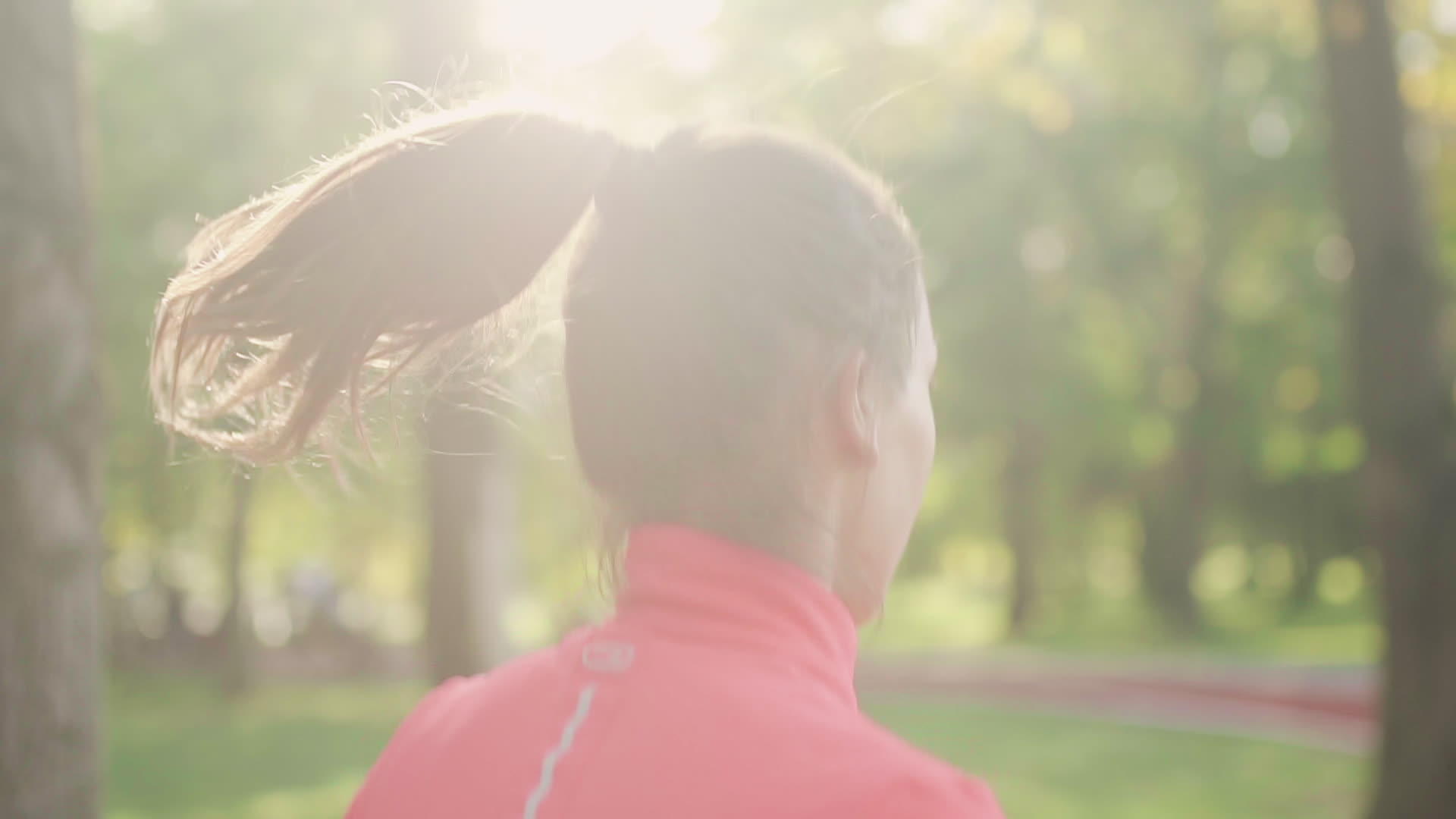 公园里小马尾巴温暖的跑女跑女孩慢动作视频视频的预览图