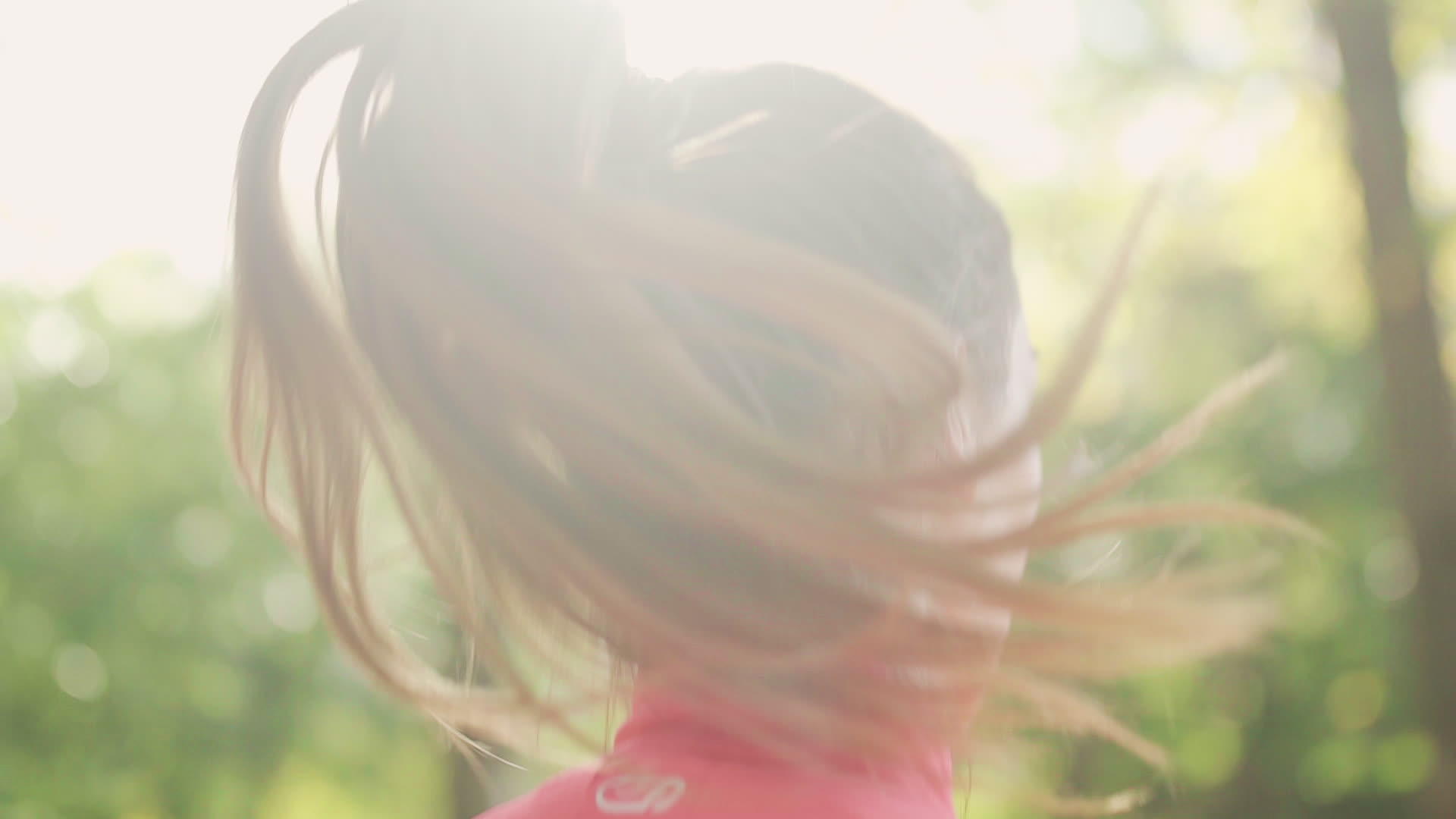 公园里小马尾巴温暖的跑女跑女孩慢动作视频视频的预览图