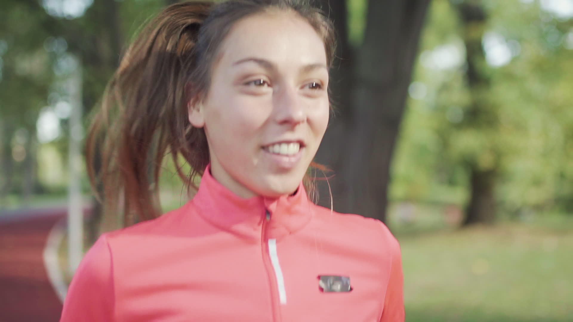 女跑步者在公园里温暖起来运行慢动作视频视频的预览图