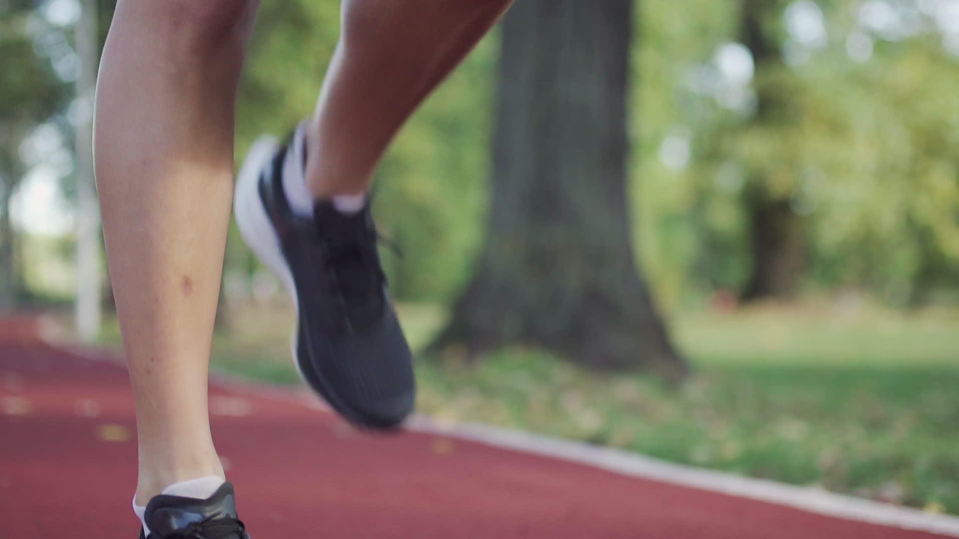 女跑步者在公园里温暖起来运行慢动作视频视频的预览图