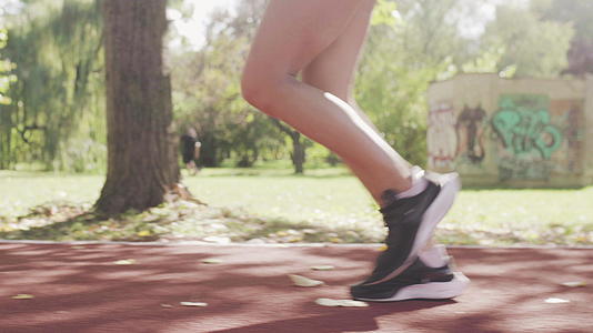 健身跑步女孩在公园跑跑步视频的预览图