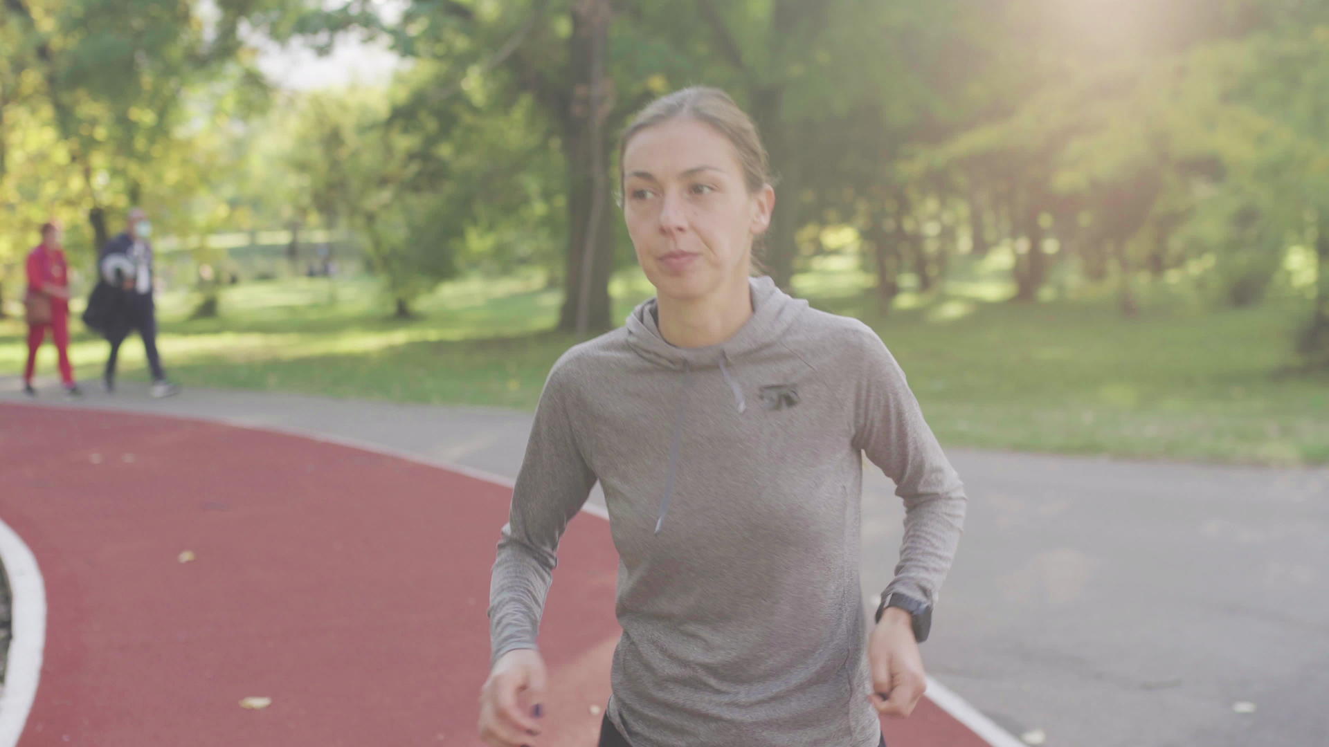 健身女孩在公园的天气合成轨迹表面跑步视频的预览图