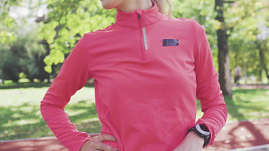 公园女跑者穿着粉色运动服戴着墨镜视频的预览图