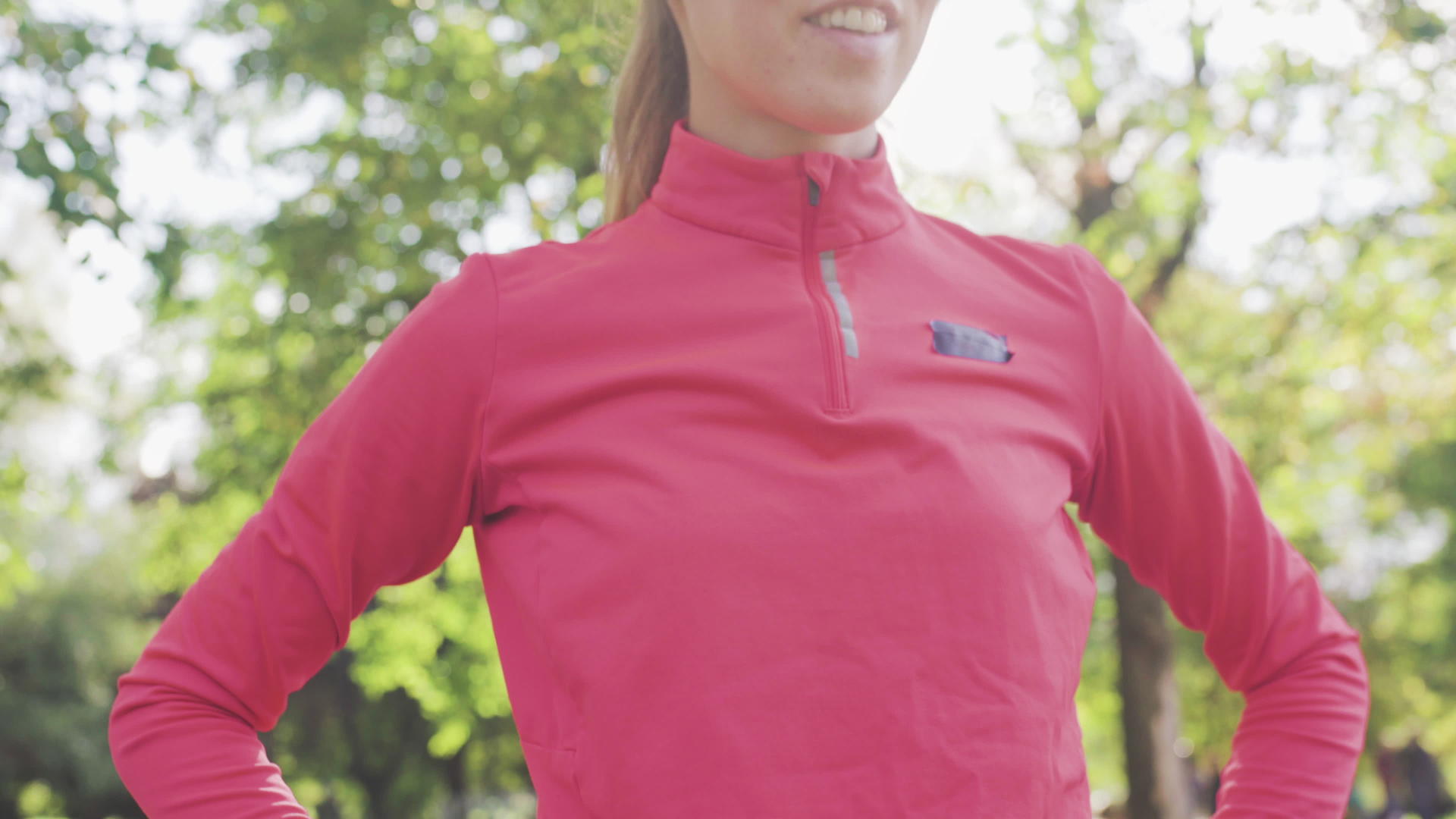 公园女跑步者穿着粉色运动服的肖像视频的预览图