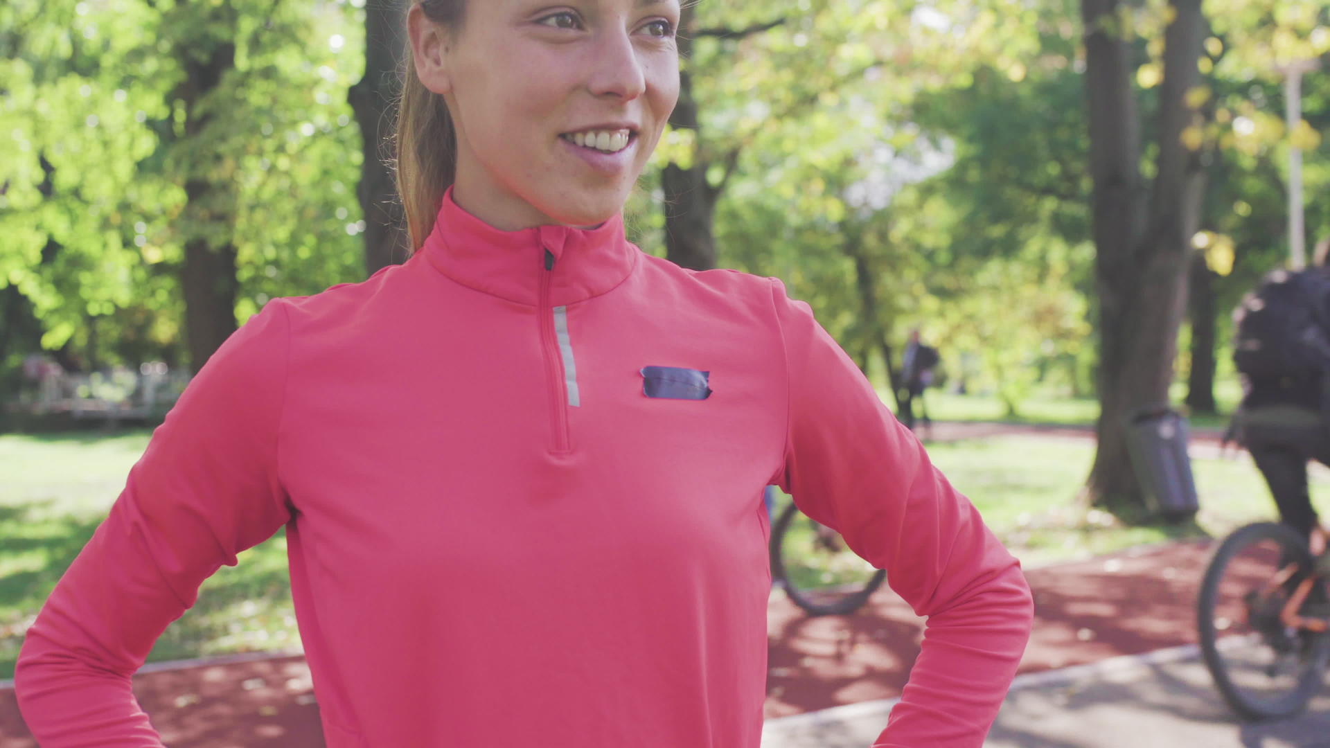 公园女跑步者穿着粉色运动服的肖像视频的预览图