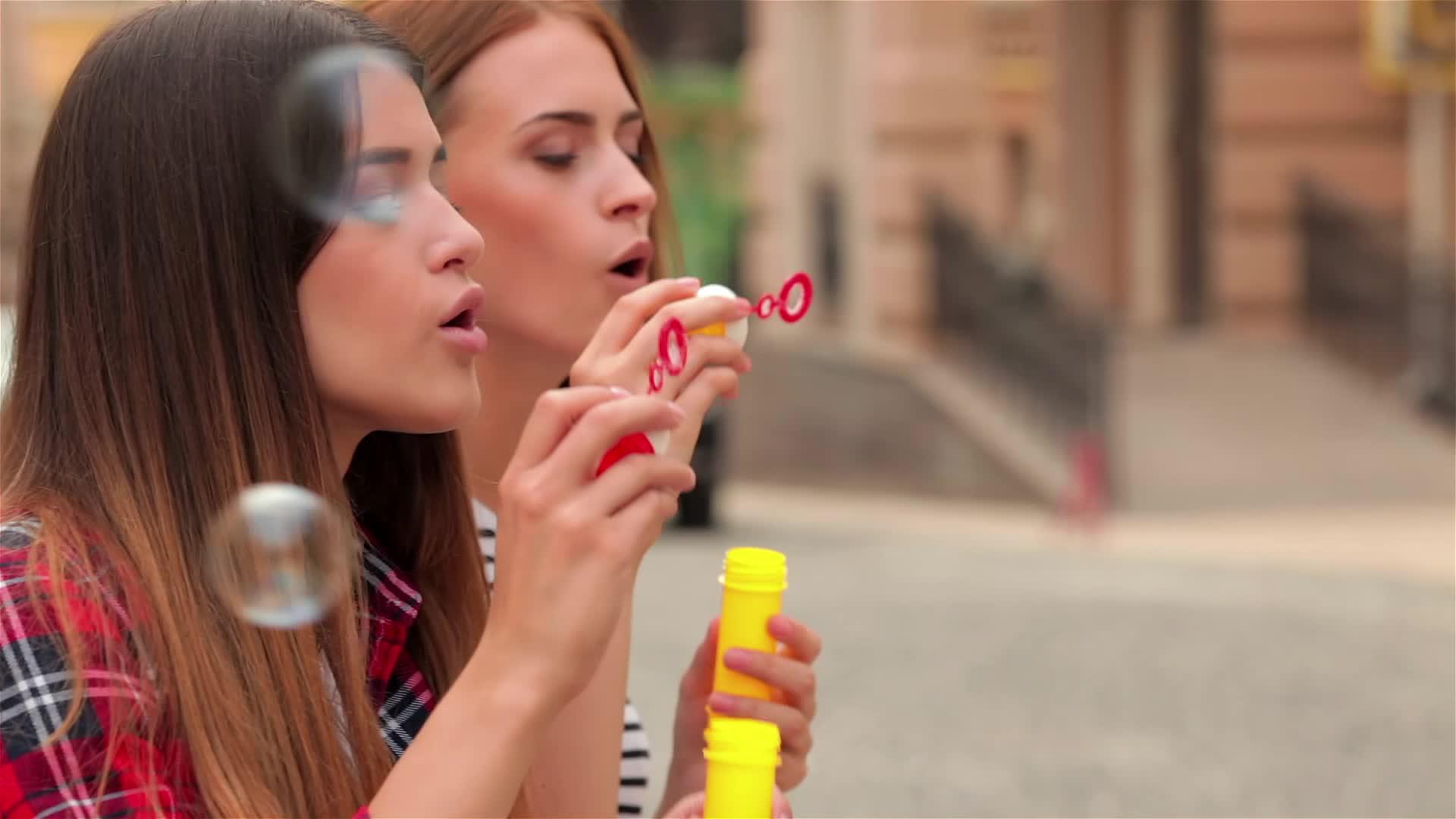 浪漫的年轻女性有肥皂气球视频的预览图
