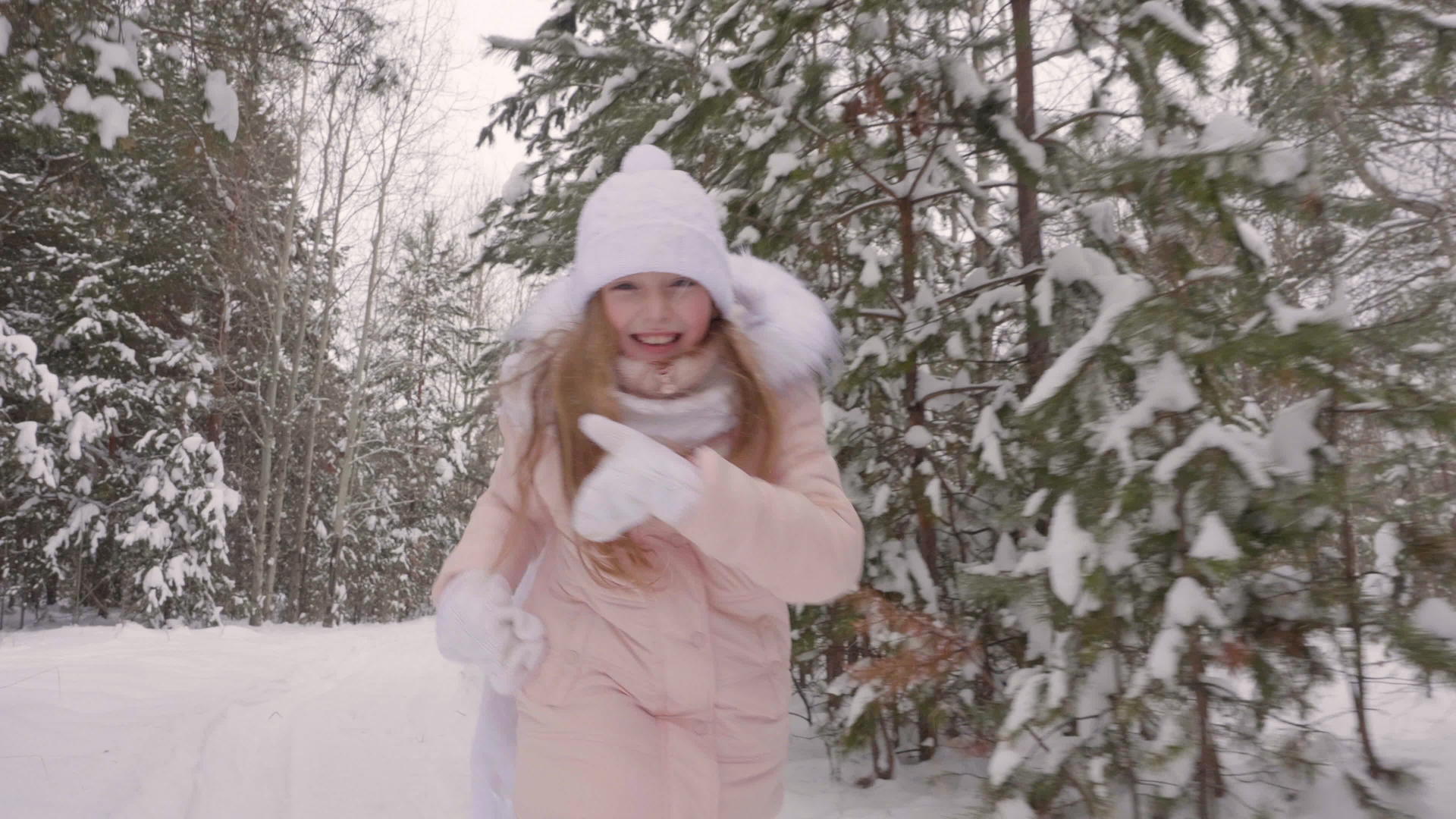 快乐的女孩在雪地公园里跑来跑去视频的预览图