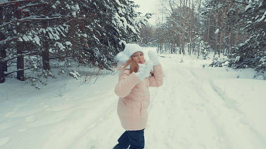 年轻女孩在雪地上奔跑和坠落视频的预览图