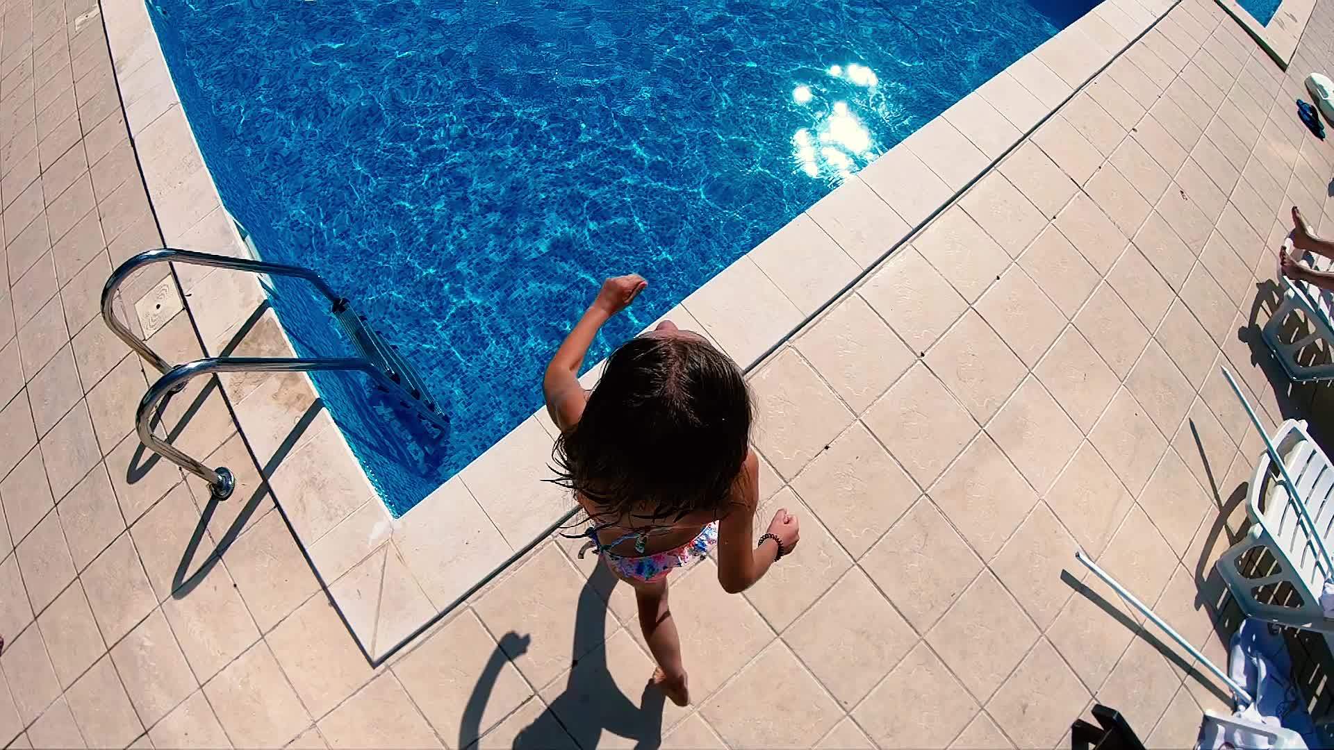 快乐的小女孩跳进游泳池玩得开心又慢视频的预览图