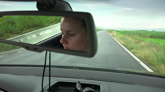 在镜子中可以看到驾驶汽车的女性脸部状况视频的预览图