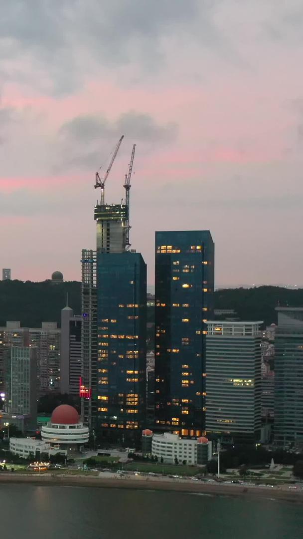 青岛地标建筑海天中心夜景航拍视频视频的预览图