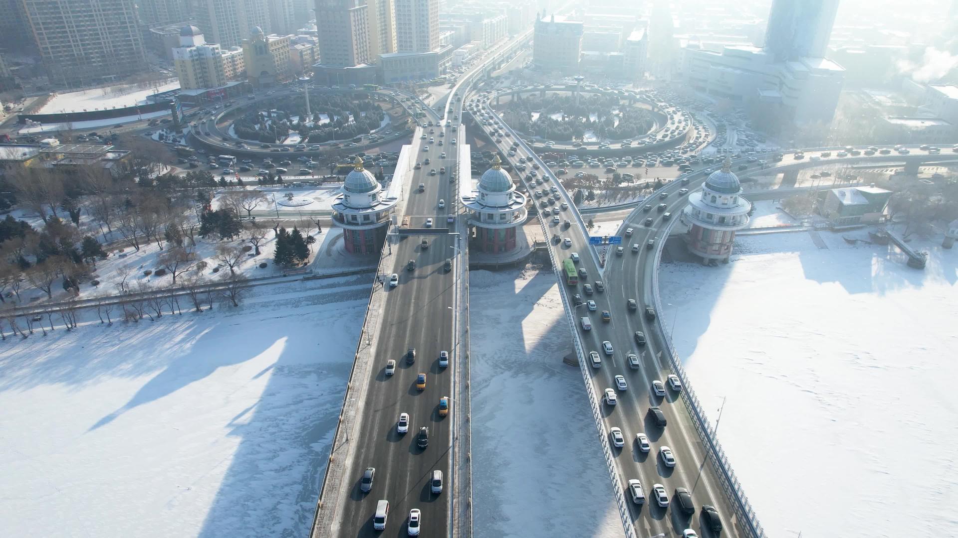 4K哈尔滨城市下雪交通密集车流航拍视频视频的预览图