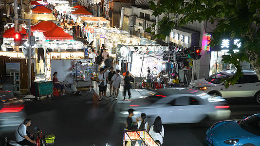 城市街头购物逛街的人群和道路路口川流不息的车流4k素材视频的预览图