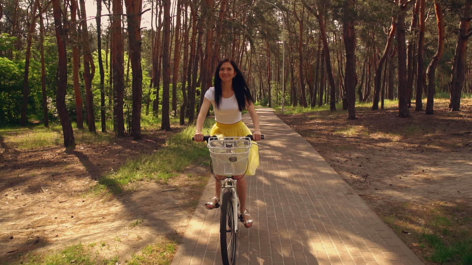 女人每天骑自行车保持健康视频的预览图