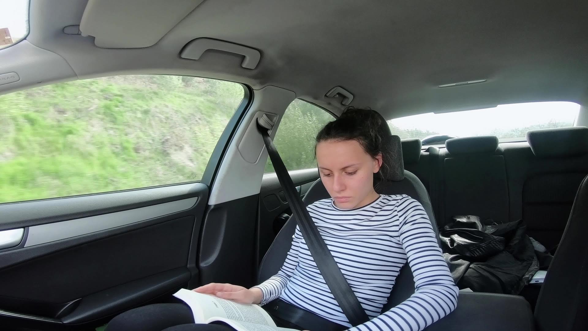 在汽车前排座位上看书的年轻女性致志视频的预览图
