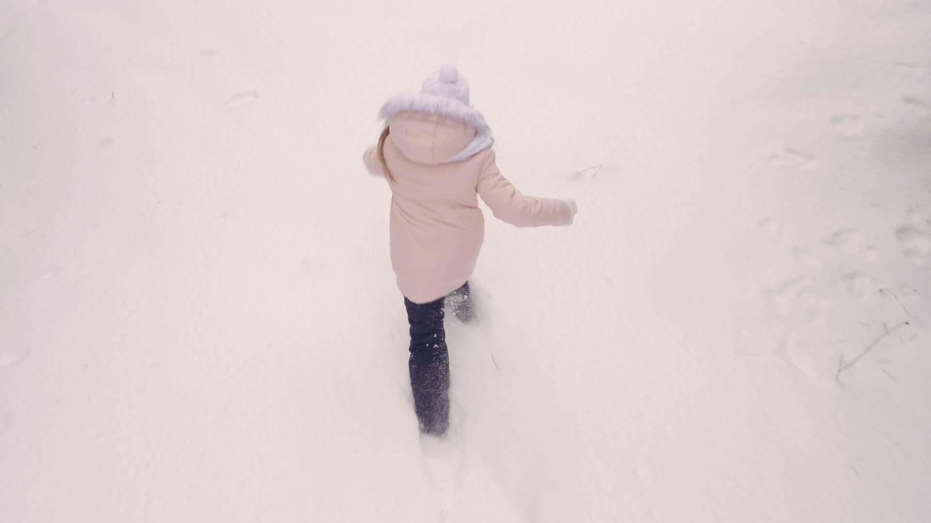 快乐的女孩落在雪地上视频的预览图