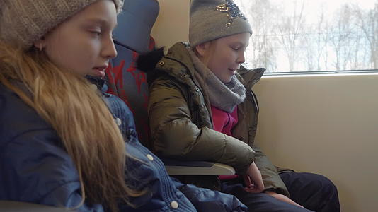 两个女孩坐在现代火车上视频的预览图