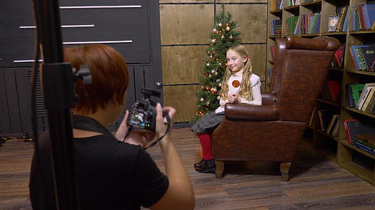 2018年12月25日美国巴尔的摩-女孩在书柜里的皮革视频的预览图