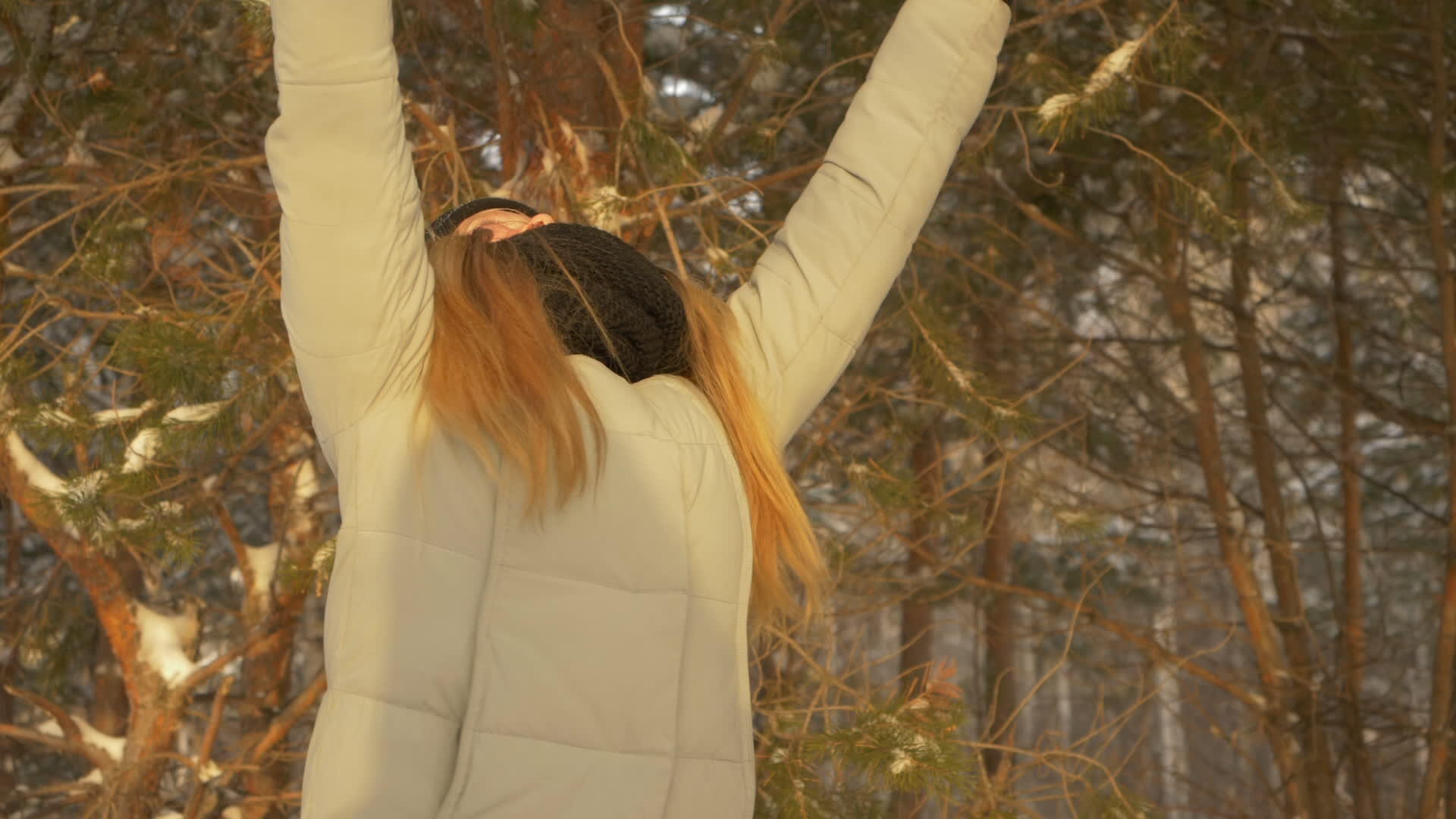 女孩在冬天的森林里玩得很开心视频的预览图