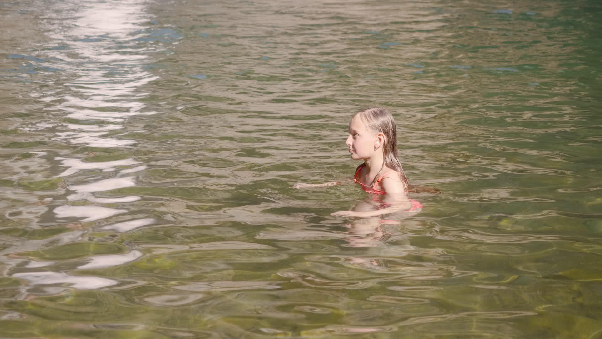十几岁的女孩在热带瀑布的瀑布景观中游泳视频的预览图