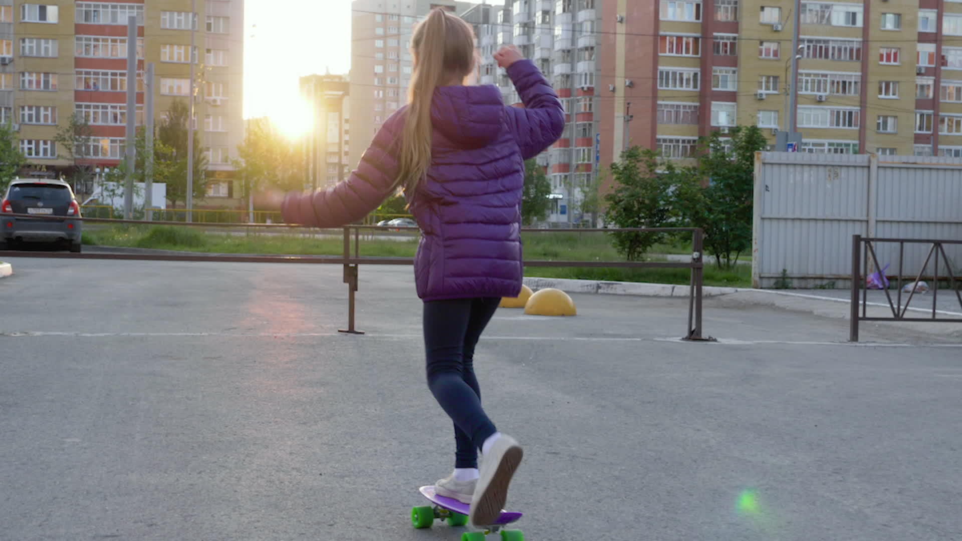 晚上日落时女孩在城市街道上玩滑板视频的预览图