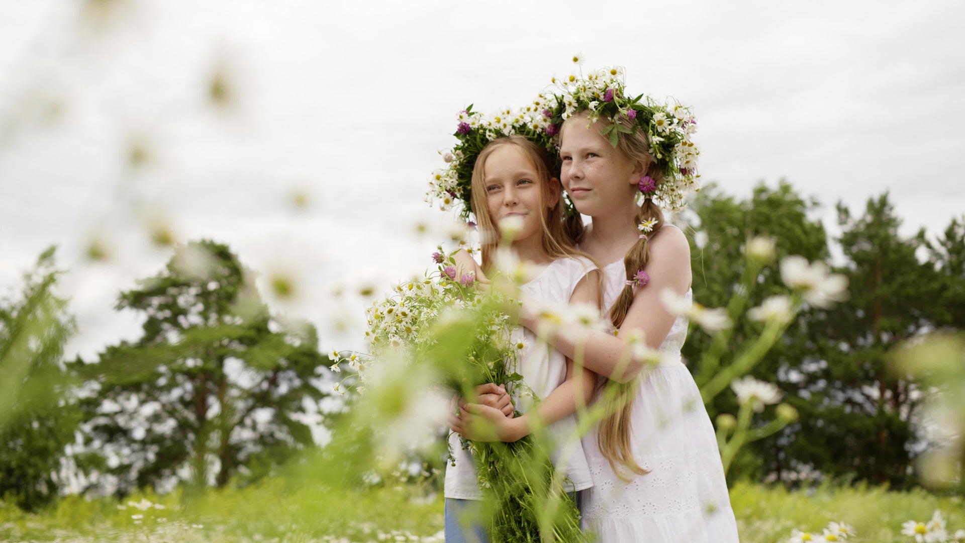 两个女孩和青少年站在花圈和花束盛开的浪漫女孩视频的预览图