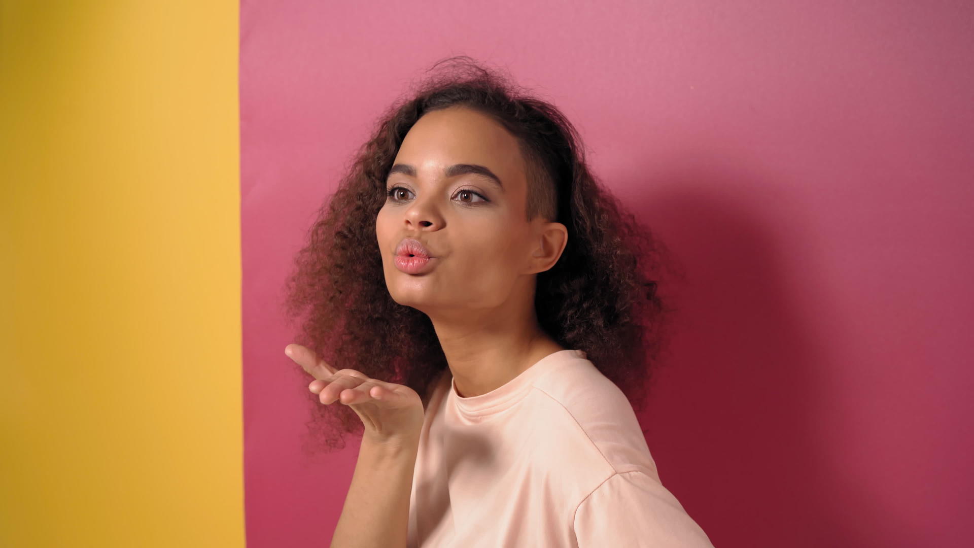 送空气亲吻美丽的年轻非裔美国女性她有非洲头发的正面视频的预览图