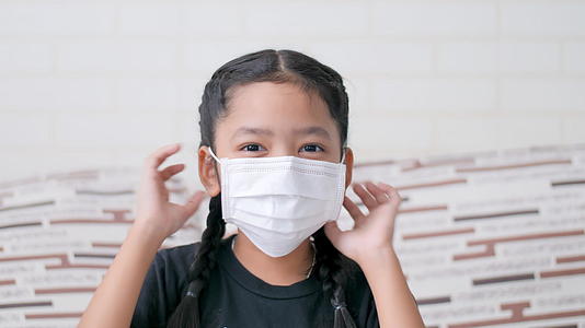 亚洲小女孩戴着卫生面具微笑露出了脸视频的预览图