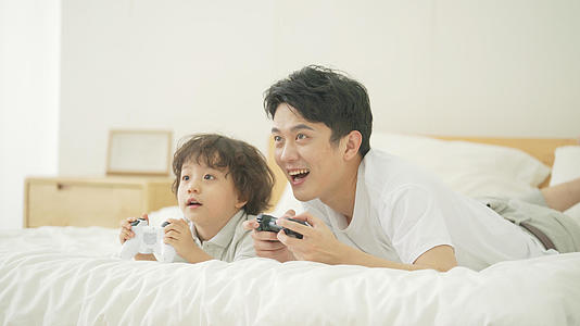 4k居家父子在床上打游戏打电动视频的预览图
