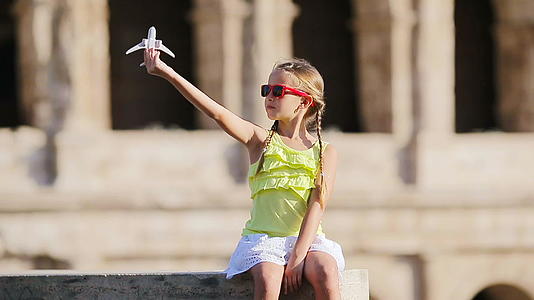 可爱的小女孩小玩具模型飞机背景视频的预览图