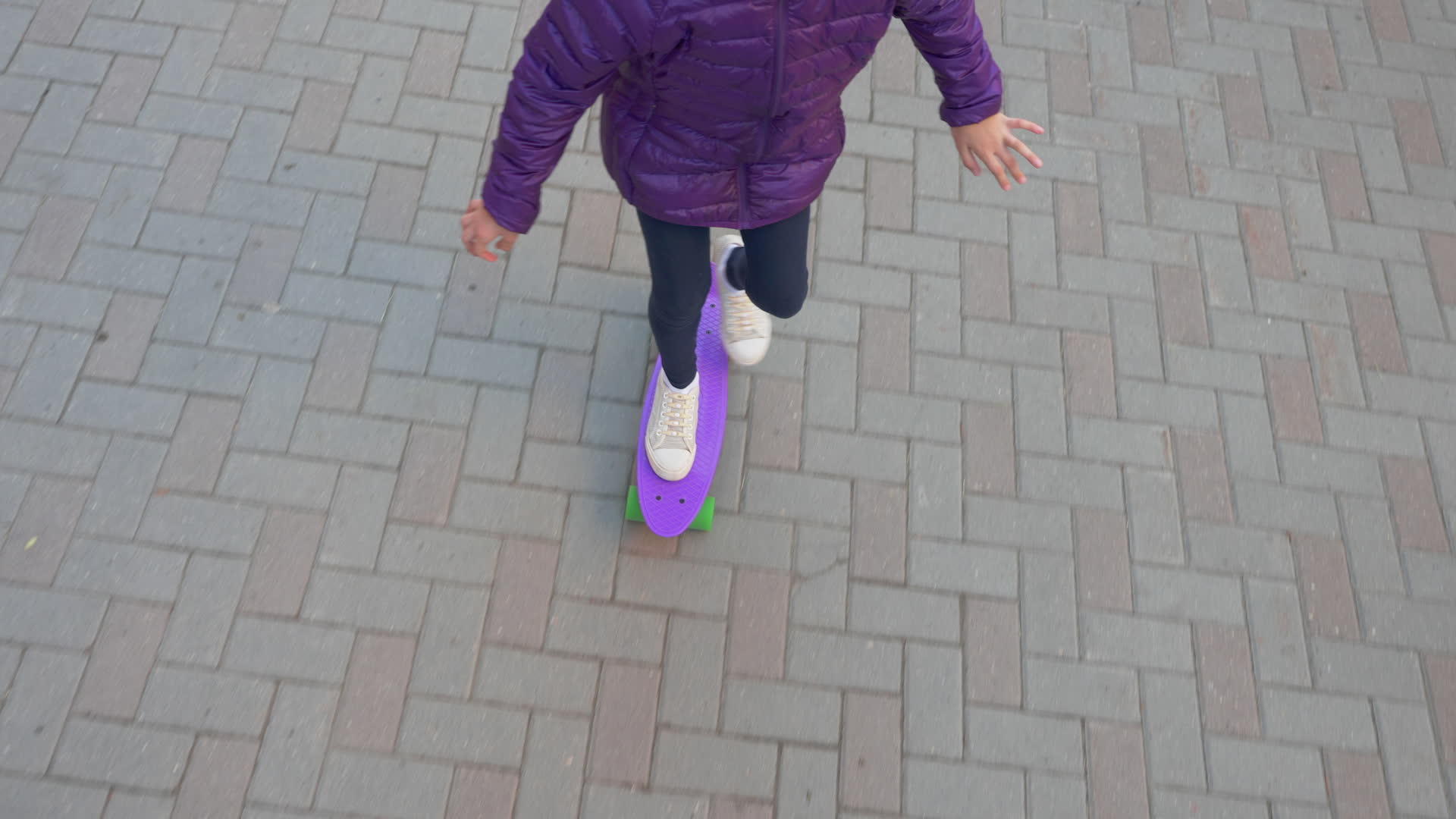 女孩在街上的滑板上滚动视频的预览图