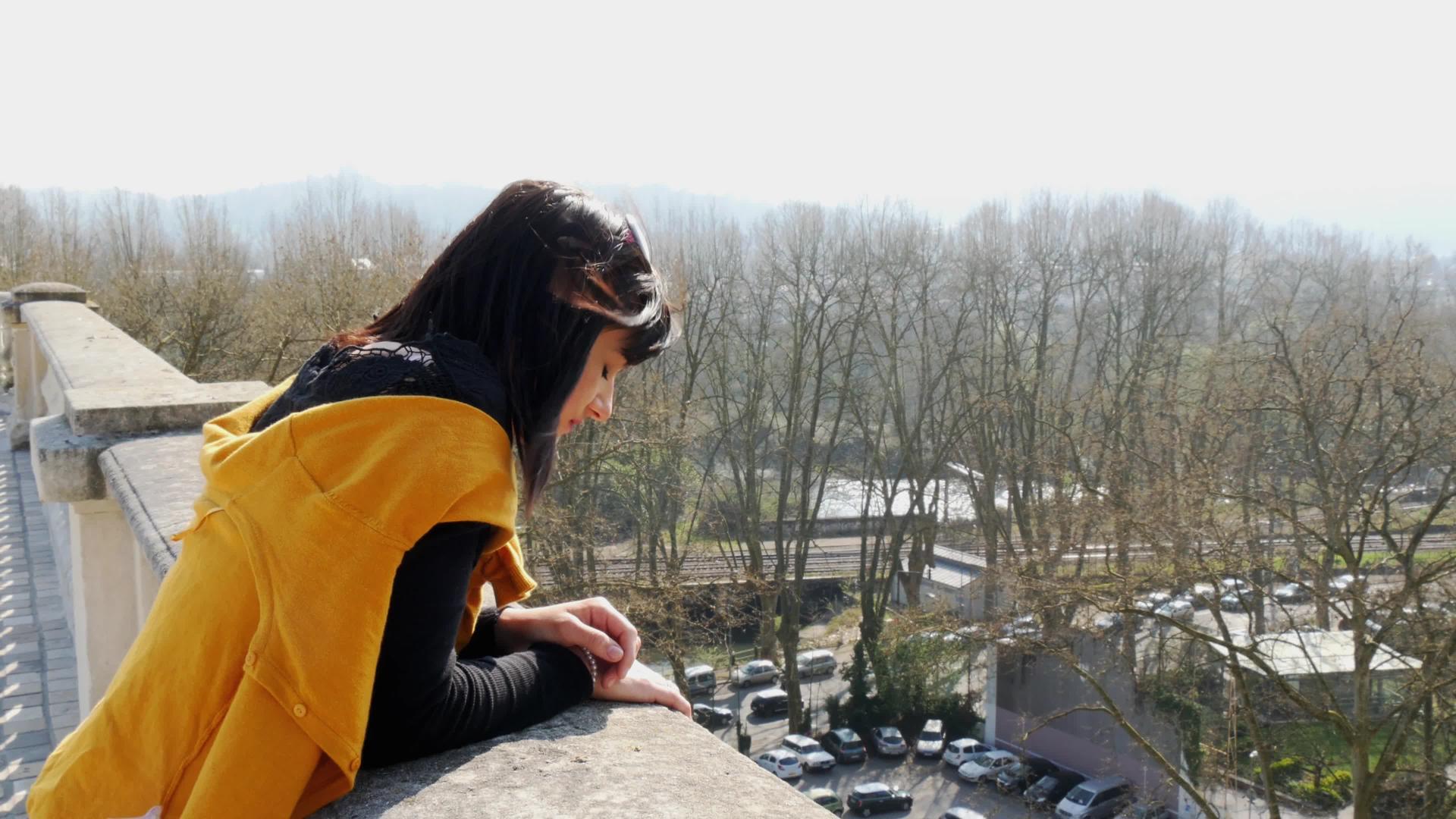 美丽的黑发美女来到法国的一个城市Pau视频的预览图