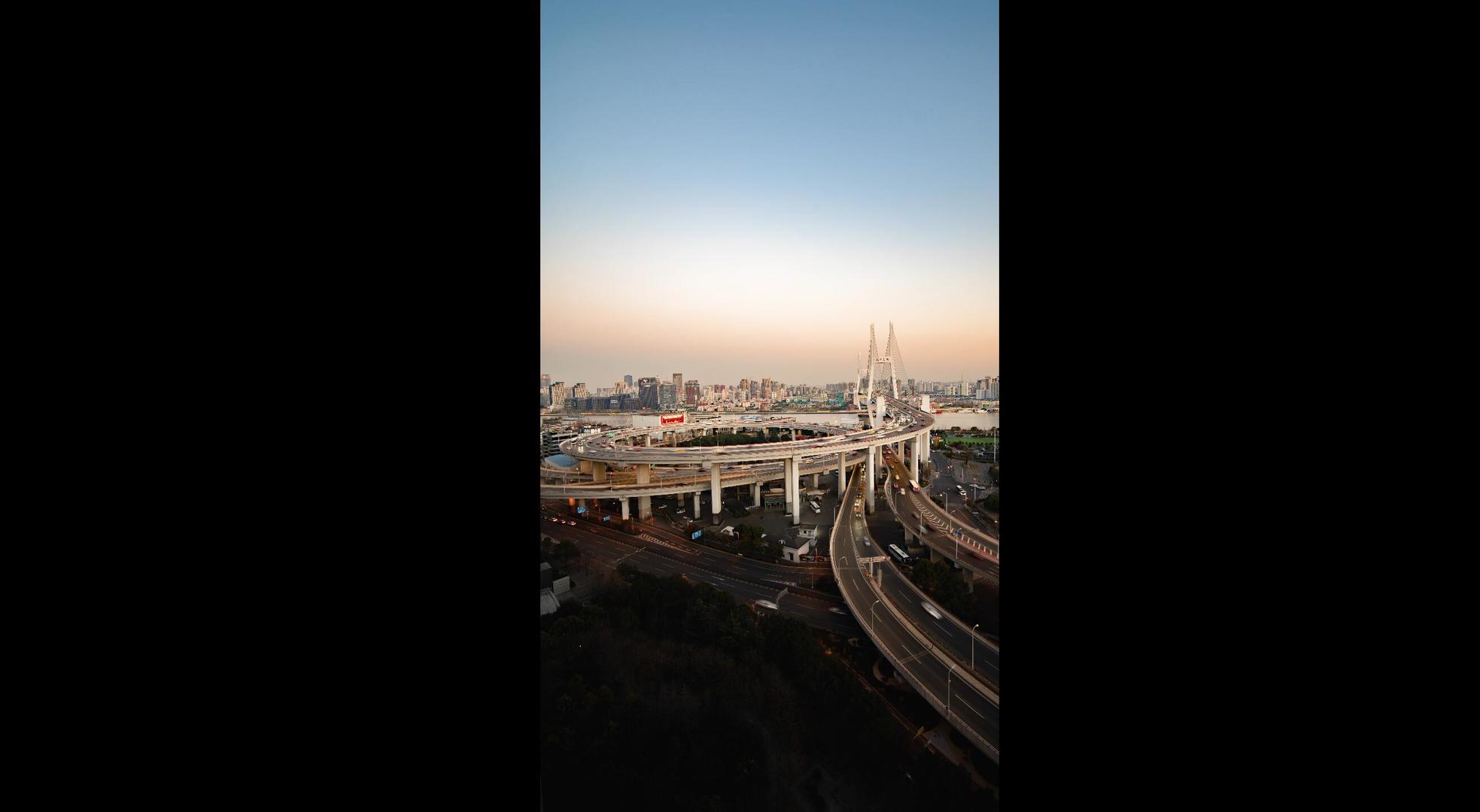 8k竖拍上海南浦大桥地标交通黄昏车流延时摄影视频的预览图