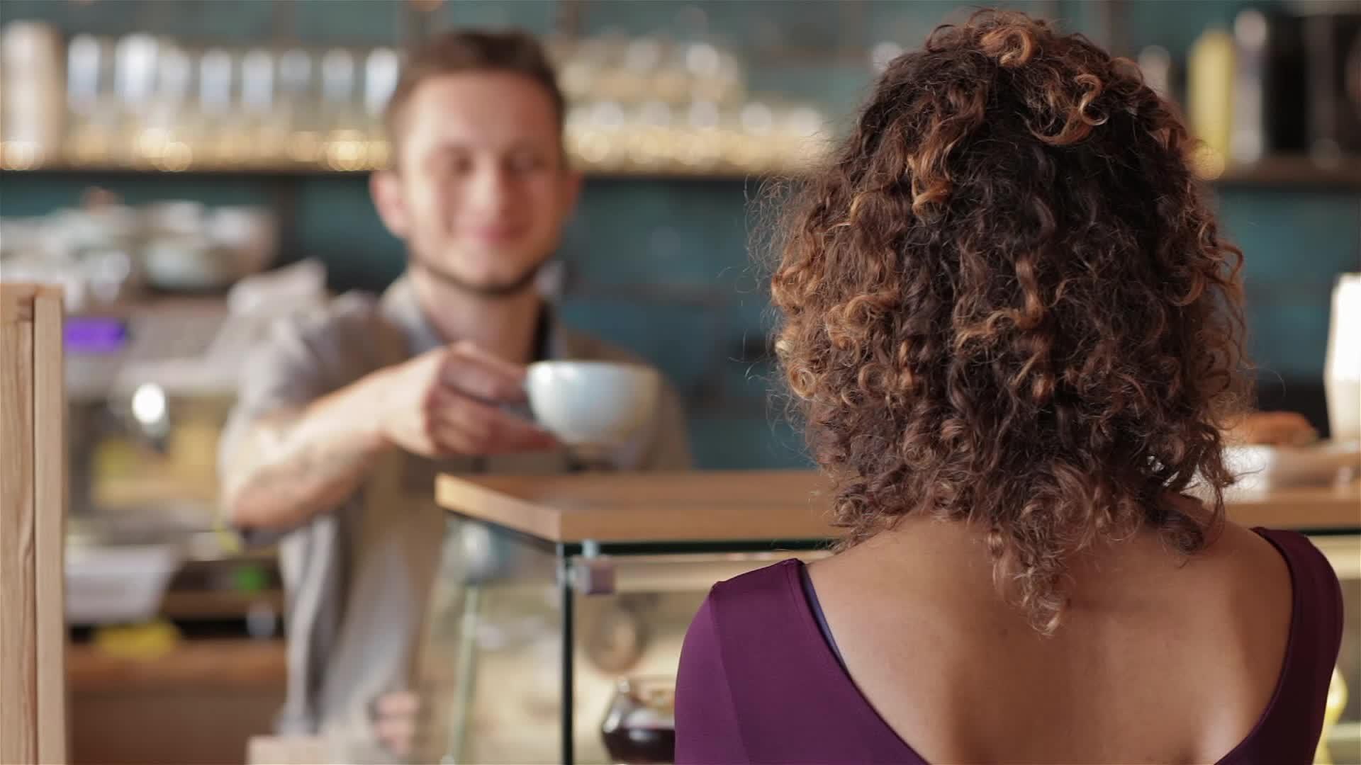 女孩在男性咖啡馆的背景下微笑视频的预览图