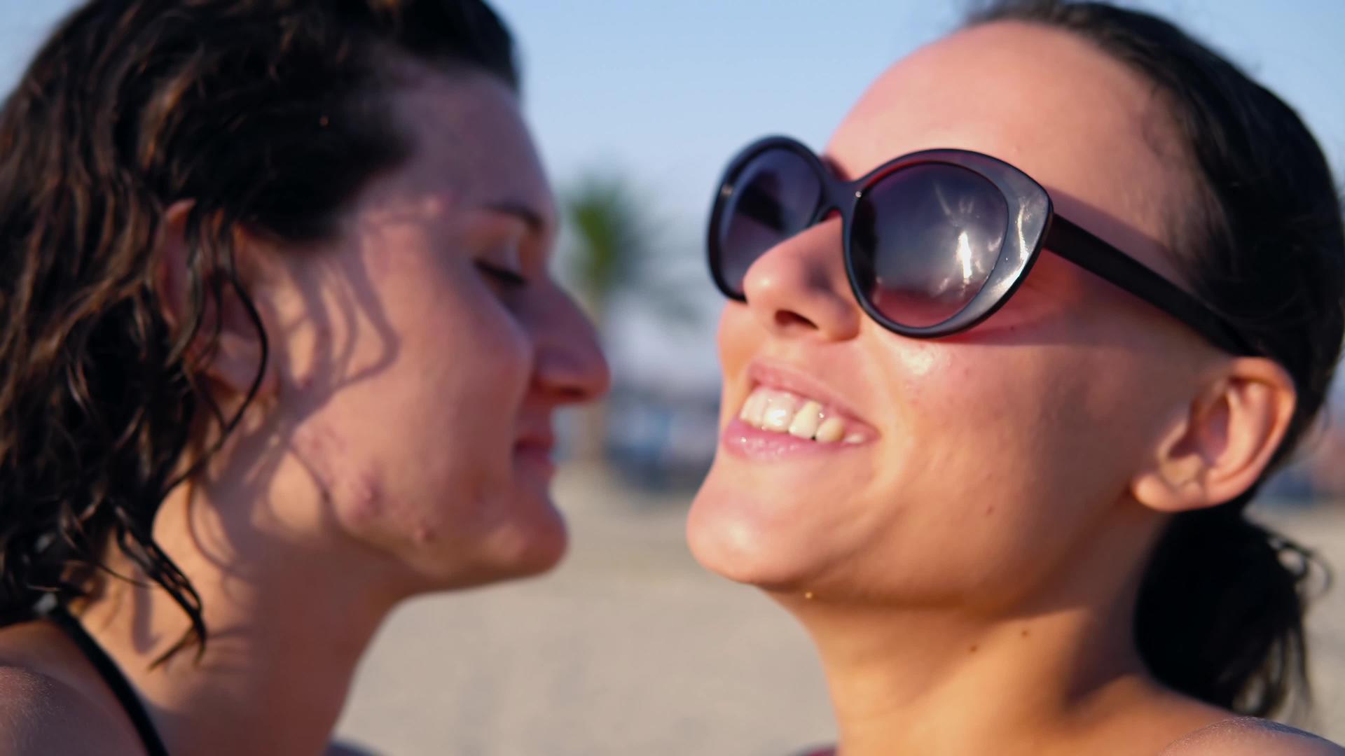 女性朋友在度假拥抱和微笑时享受野兽时光的肖像视频的预览图