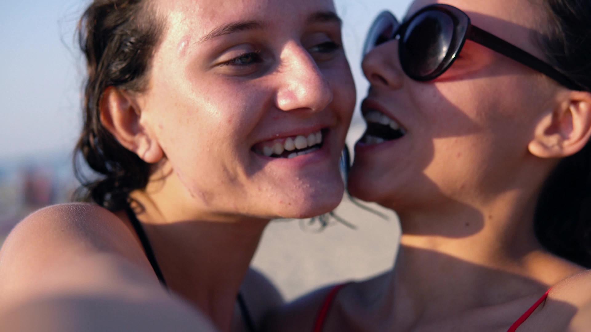 两个漂亮的姐妹在海滩上视频的预览图