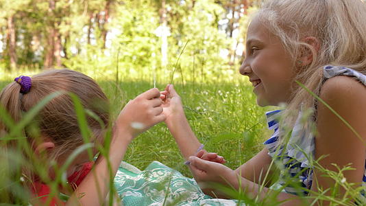 两个女孩在表面玩草刀视频的预览图