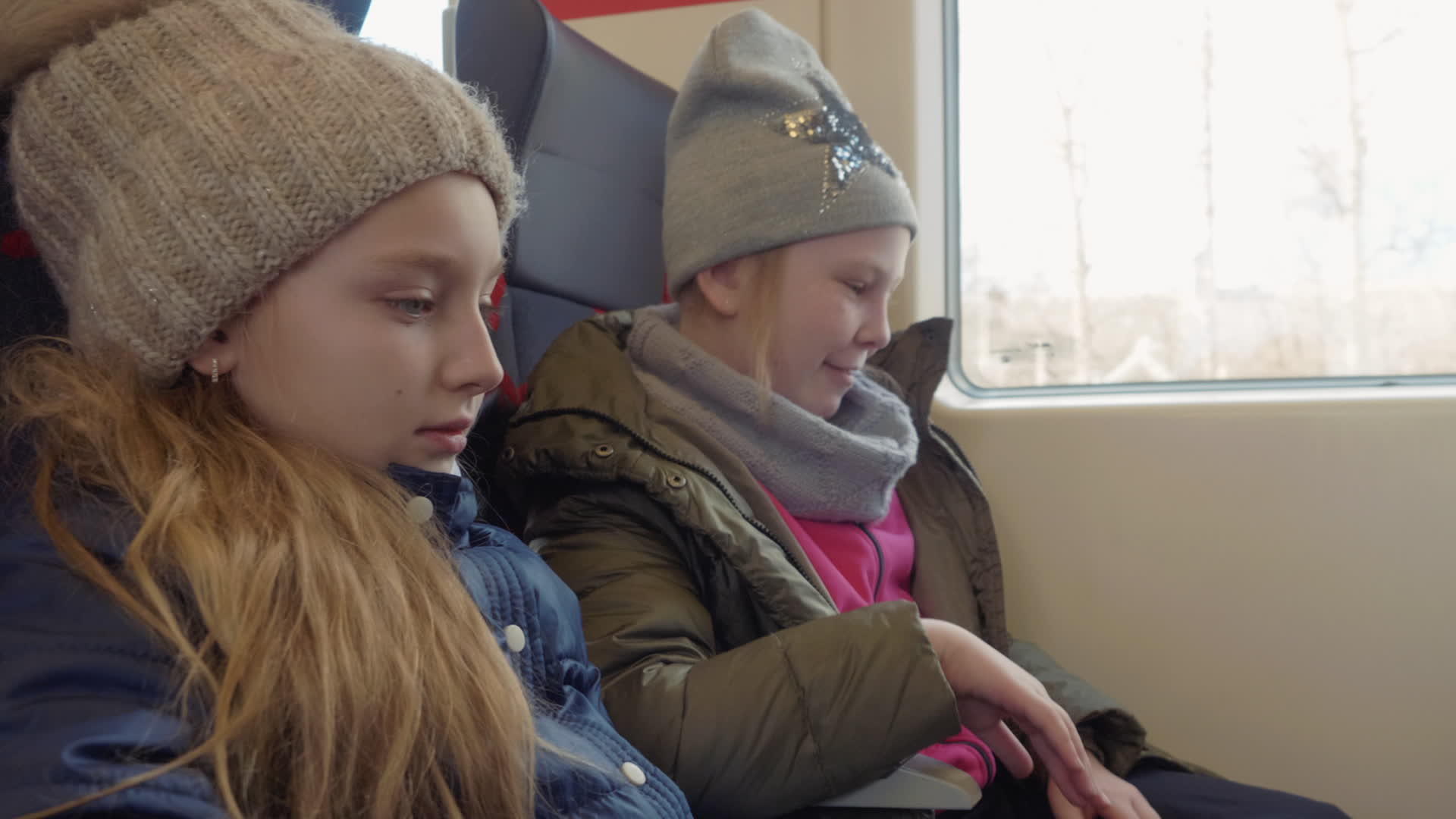 两个十几岁的女孩在火车上旅行视频的预览图