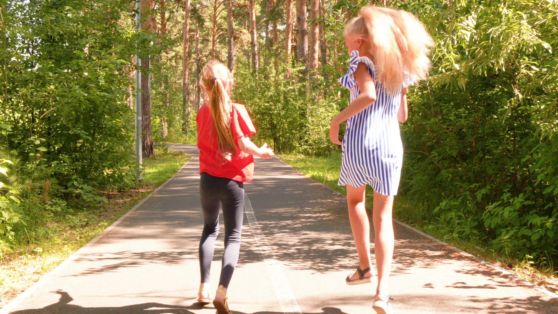 暑假期间女孩走在公园路上视频的预览图