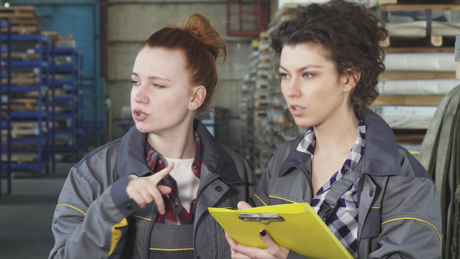 吸引人的女工程师在工厂仓库与同事交谈视频的预览图