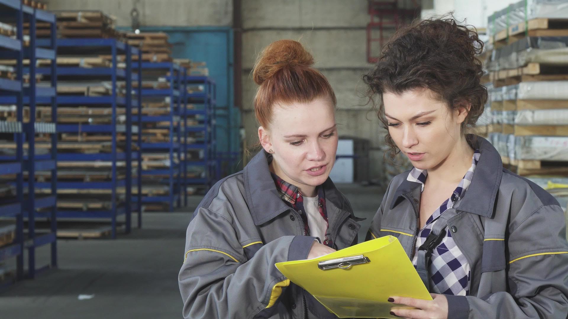 两名女仓库工人一起审查文件视频的预览图